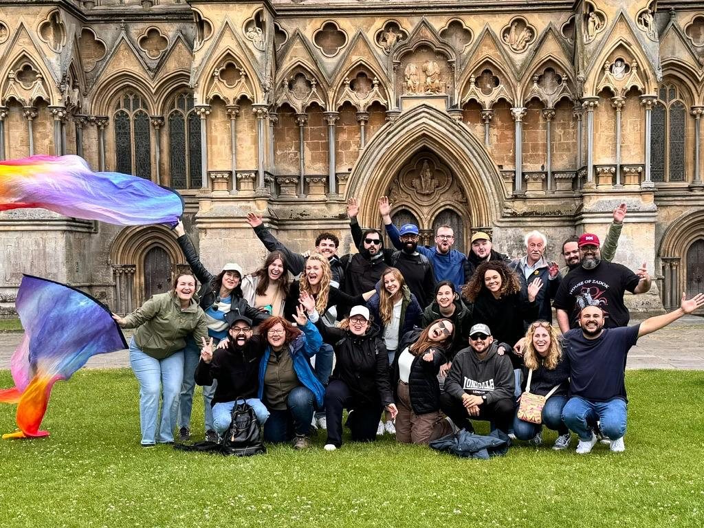 Grupo de missionários comemorando em frente a uma catedral